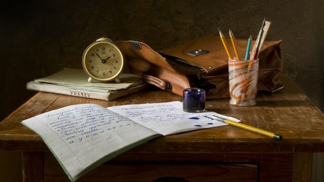 机にノートとペンがあり勉強していた